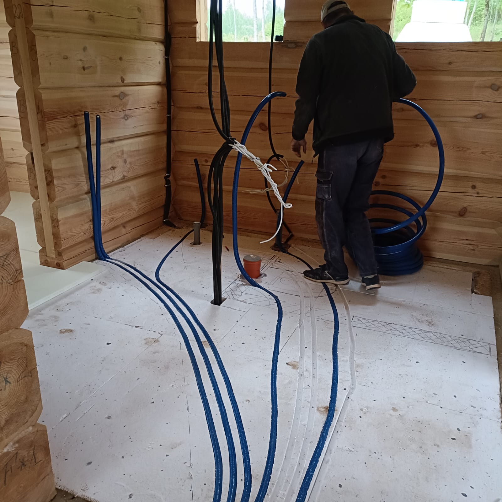 Santechnikas atlieka nuotekų valymo įrenginių montavimą